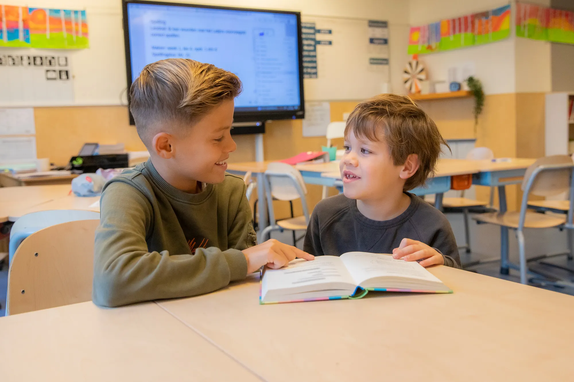 Kinderen die over een boek praten