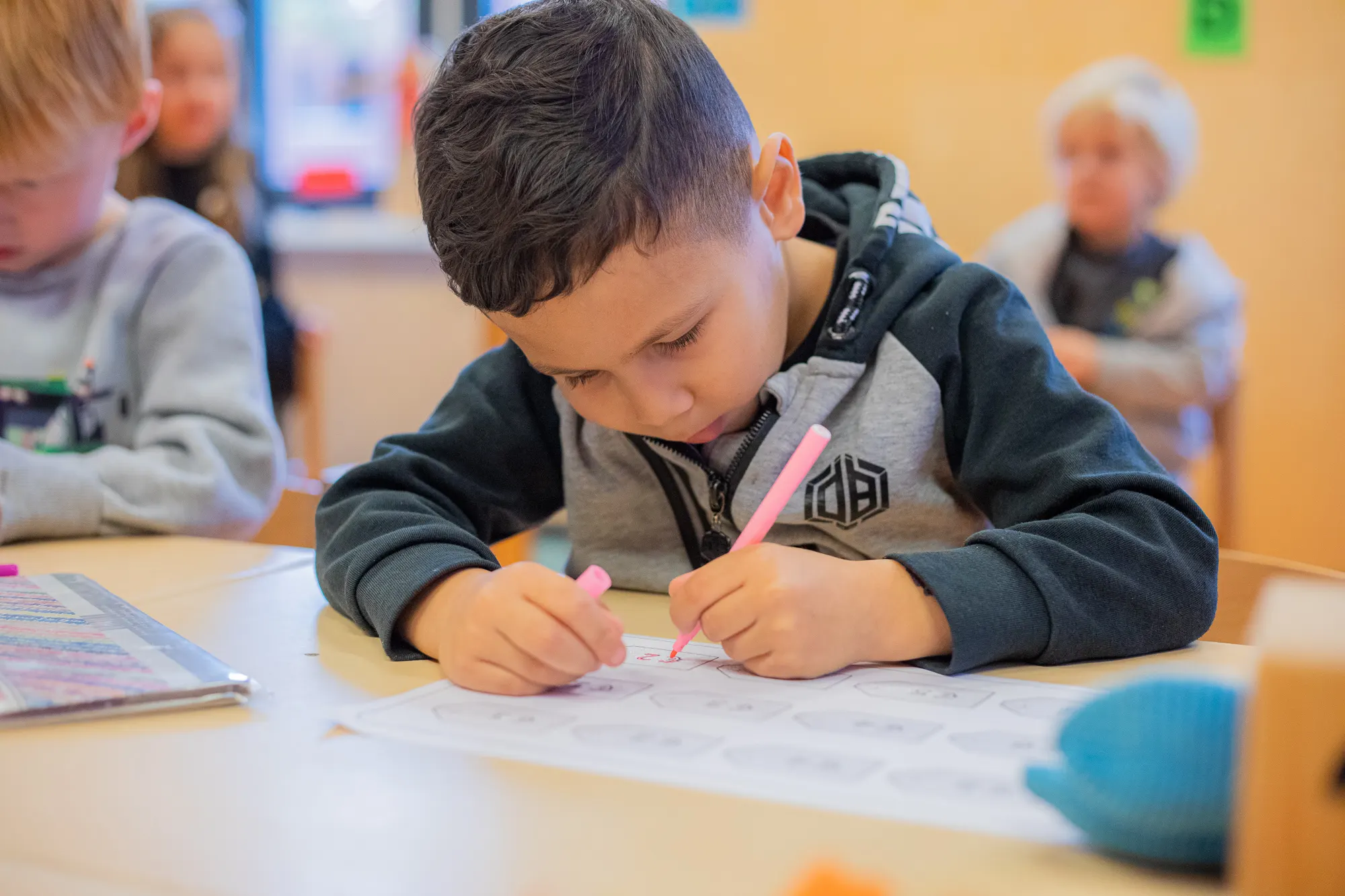 Jongetje dat schrijft