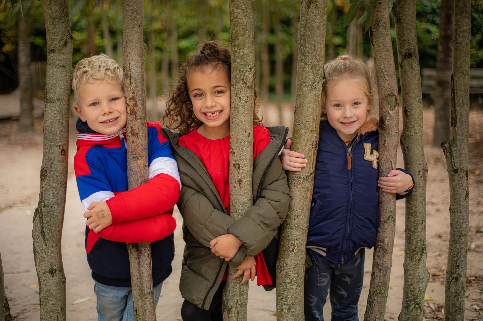 Kinderen tussen bomen