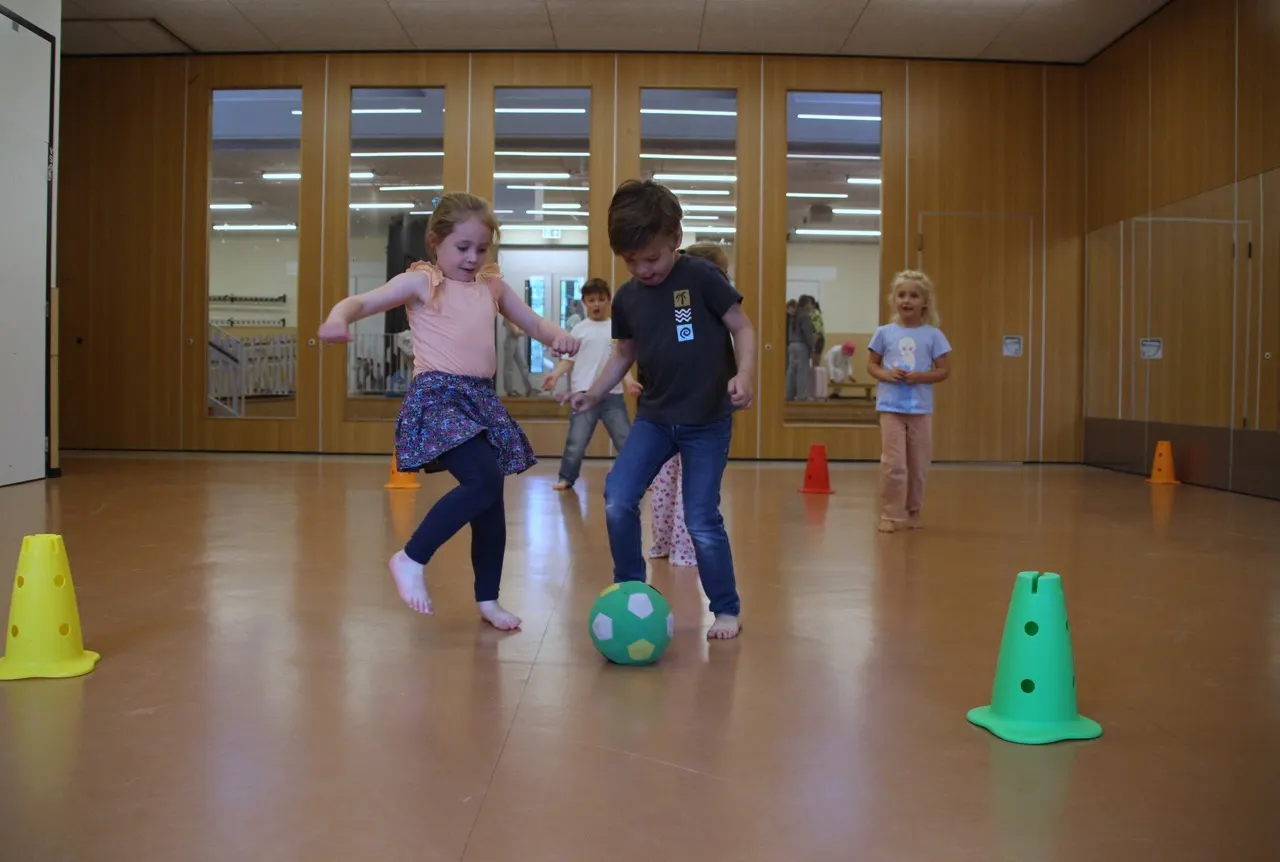 Kinderen voetballen